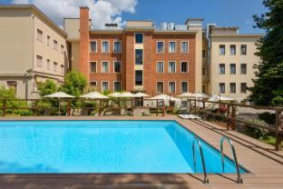 Occidental Aurelia - Tap to explore photos