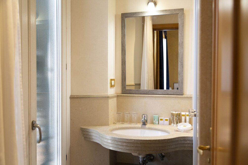 iH Hotels Piazza di Spagna View - Luxury Guest House - Tap to explore photos