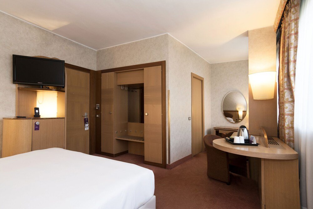 Mercure Eur Roma West - Tap to explore photos