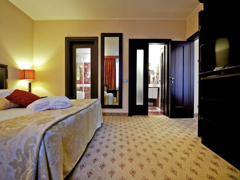 Mercure Eur Roma West Room Type - Executive Suite, 1 Queen Bed