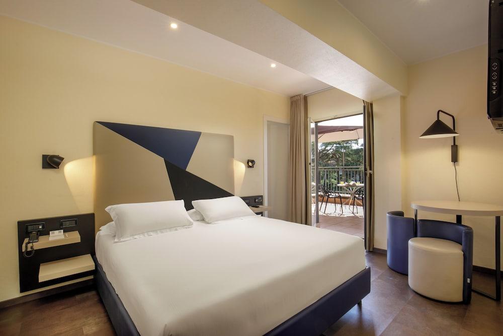 Best Western Plus Globus Hotel Room Type - Suite, 1 King Bed, Terrace