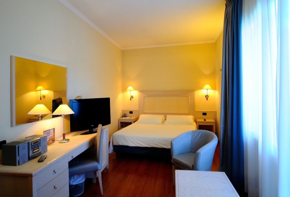 BEST WESTERN Globus Hotel - Tap to explore photos