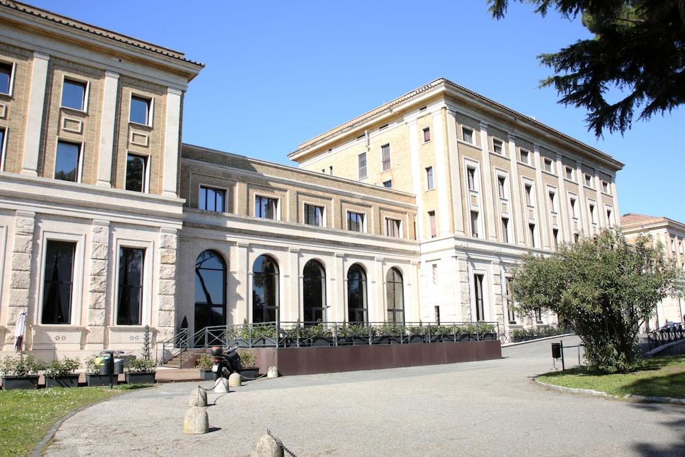 TH Roma - Carpegna Palace - Tap to explore photos