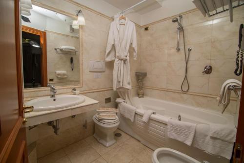 Luxury Rooms H 2000 Roma Room Type - Triple Room Luxury Rooms H 2000 Roma Room Type - Triple Room