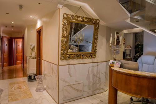 Luxury Rooms H 2000 Roma - Tap to explore photos