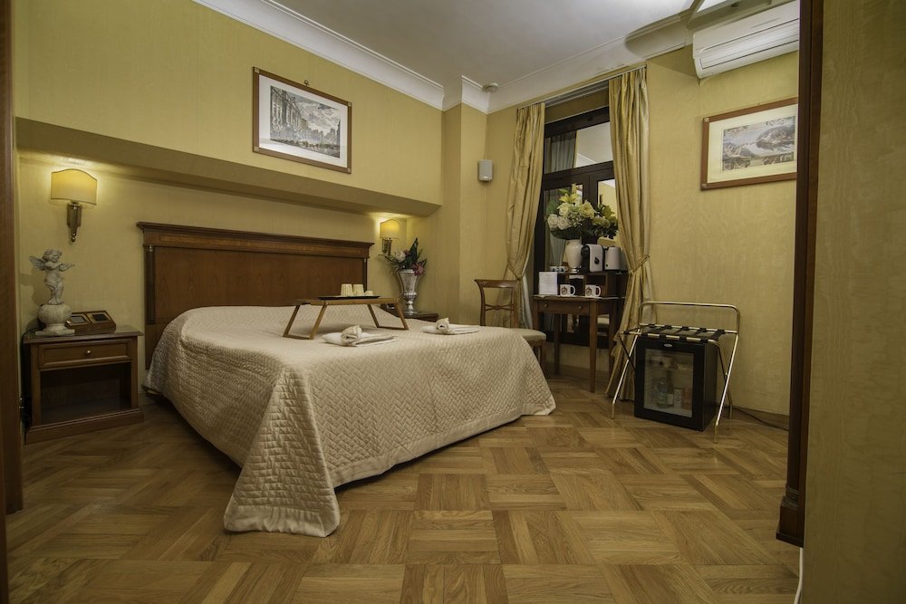 Luxury Rooms H 2000 Roma - Tap to explore photos