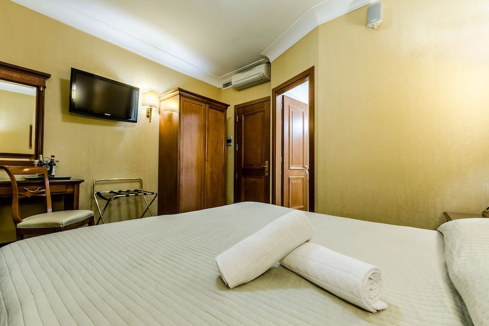 Luxury Rooms H 2000 Roma - Tap to explore photos