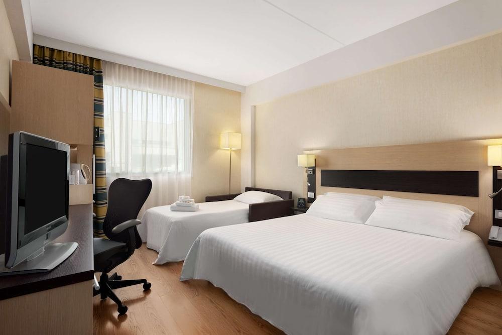 Hilton Garden Inn Rome Airport Room Type - Room, 1 King Bed with Sofa bed