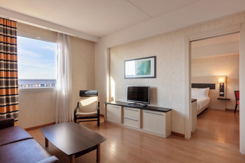 Hilton Garden Inn Rome Airport Room Type - Family Room, 1 King Bed