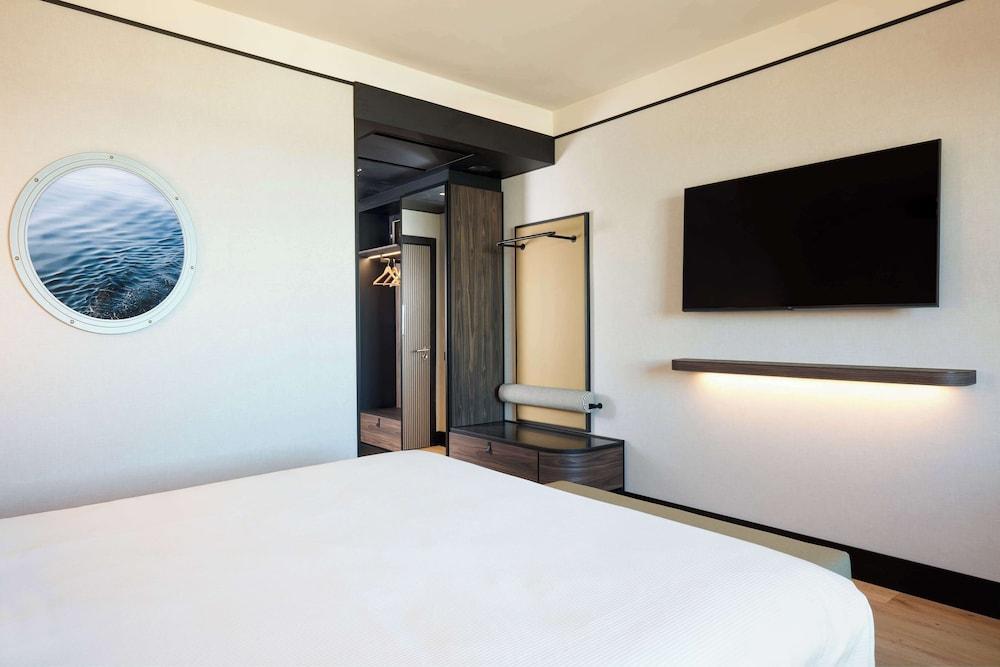 Hilton Rome Airport Room Type - KING DELUXE RM