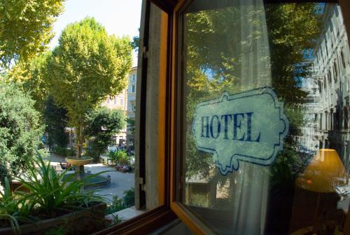 Hotel Locanda Cairoli - Tap to explore photos