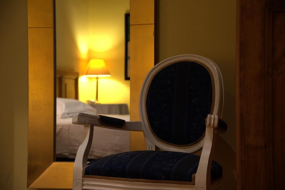 Hotel Locanda Cairoli - Tap to explore photos