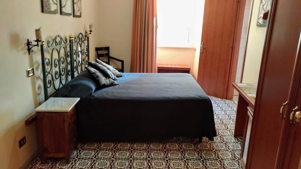Nicolas Inn Room Type - Superior Twin Room