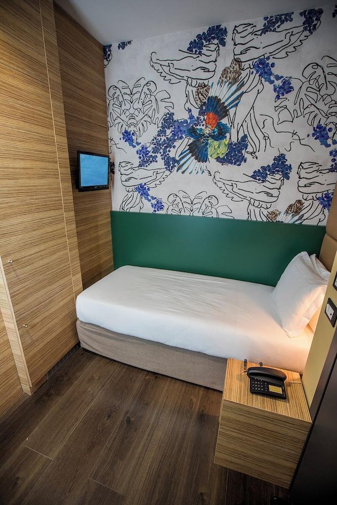 Mercure Roma Centro St. John - Tap to explore photos