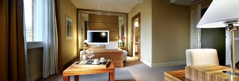 Mercure Roma Centro St. John Room Type - Junior Suite, 1 Double Bed, Terrace