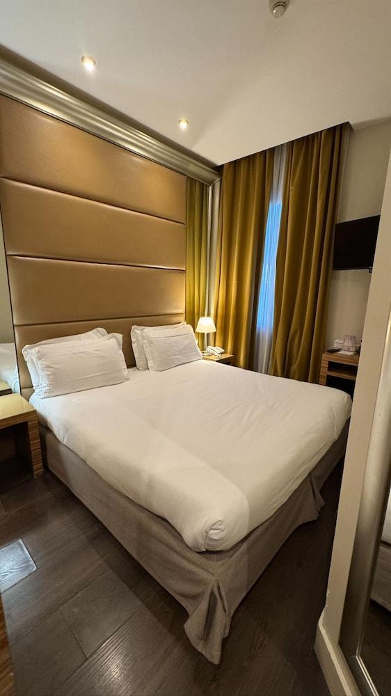 Mercure Roma Centro St. John - Tap to explore photos