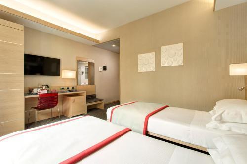 iQ Hotel Roma - Tap to explore photos