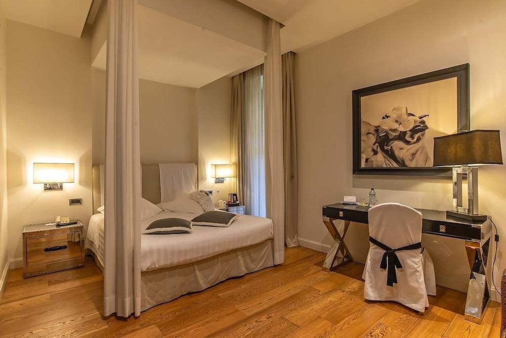 Hotel Isa Room Type - Deluxe Double Room