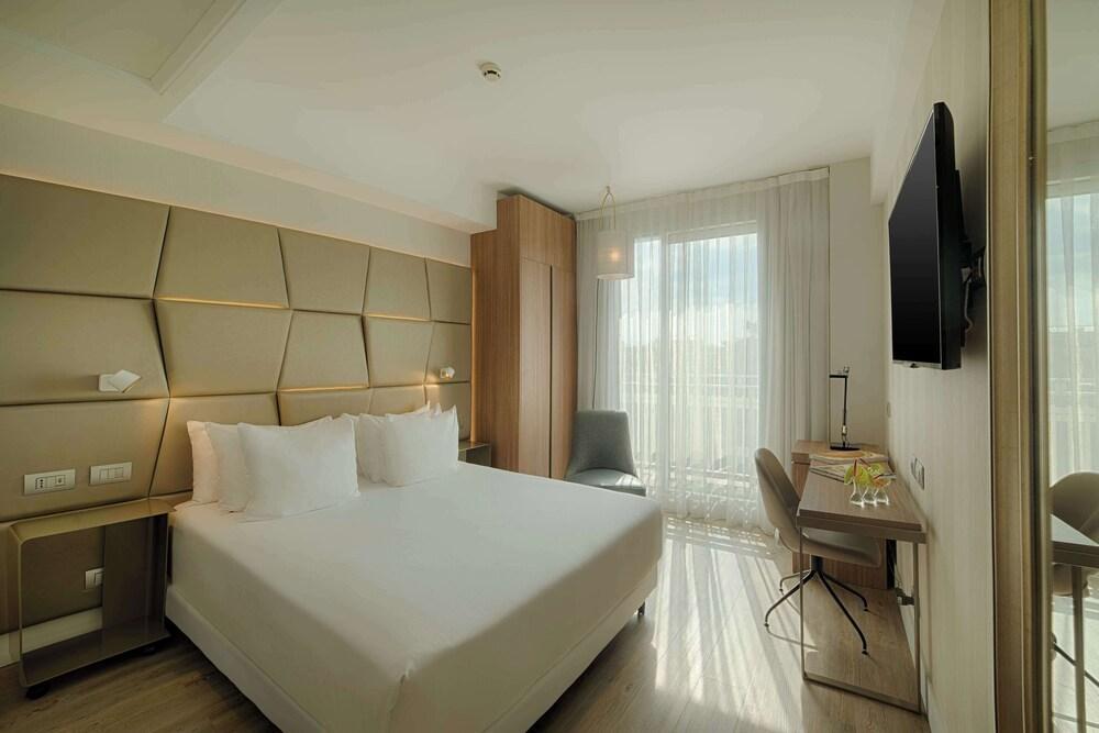 NH Collection Roma Centro Room Type - Superior room with view