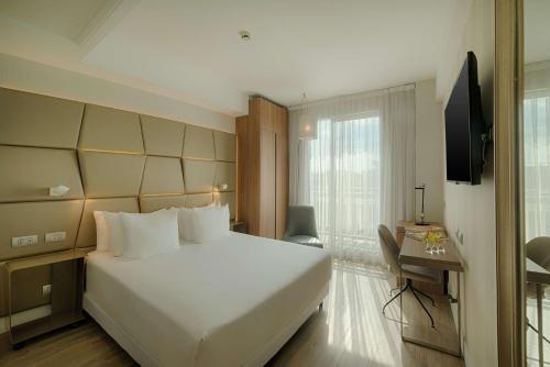 NH Collection Roma Centro Room Type - Superior Double or Twin Room with View NH Collection Roma Centro Room Type - Superior Double or Twin Room with View