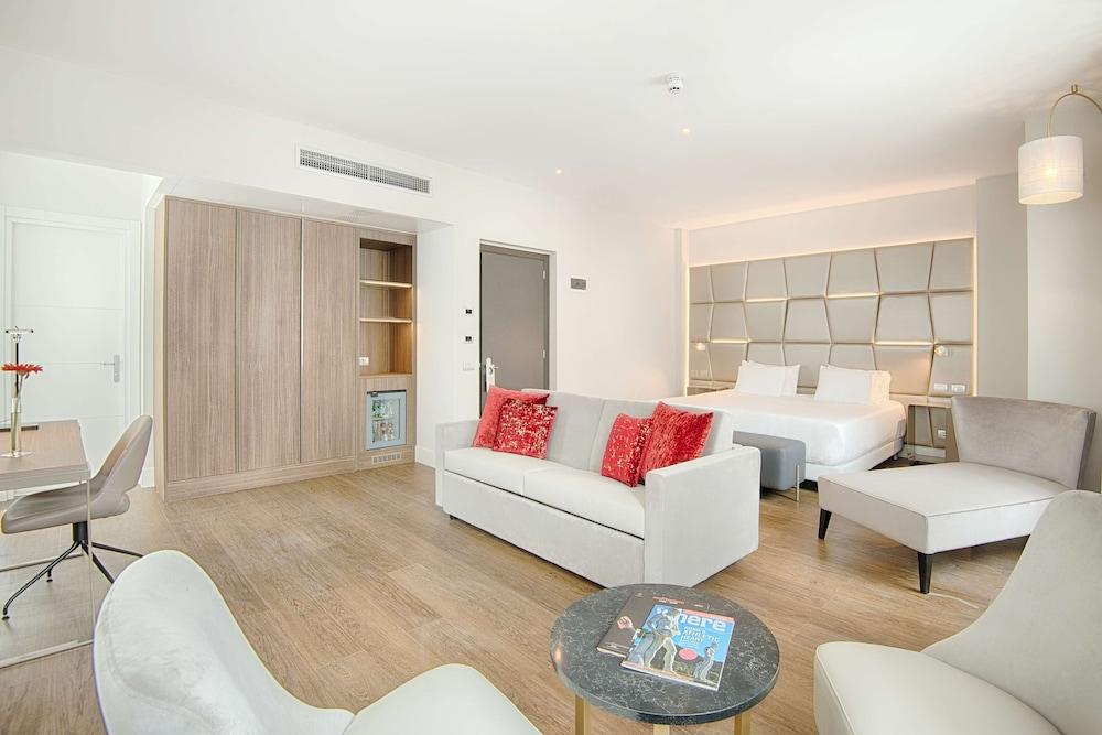 NH Collection Roma Centro Room Type - Junior Suite (Extra Bed 2 adults + 1 child) NH Collection Roma Centro Room Type - Junior Suite (Extra Bed 2 adults + 1 child)