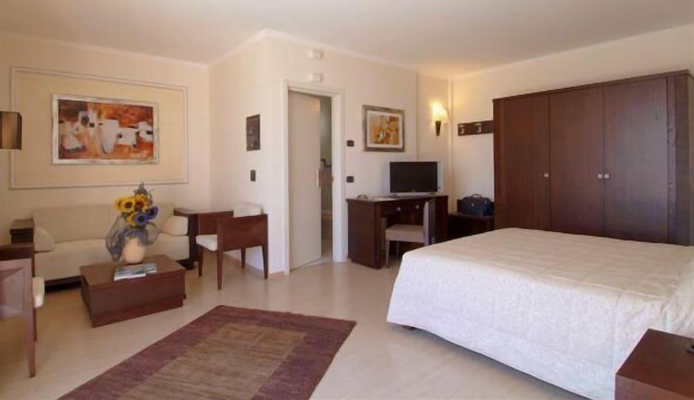 iH Hotels Roma La Mela - Tap to explore photos