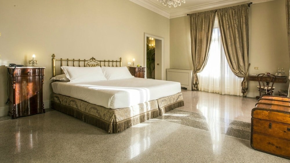 Hotel Locarno - Tap to explore photos