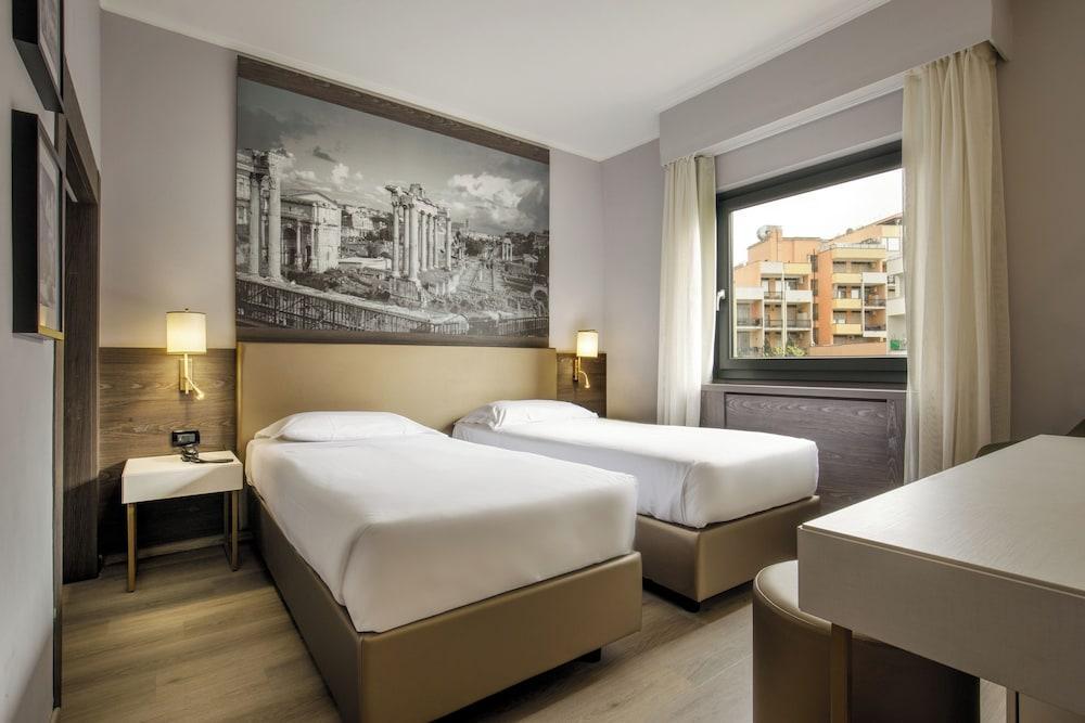 Hotel Marc Aurelio - Tap to explore photos