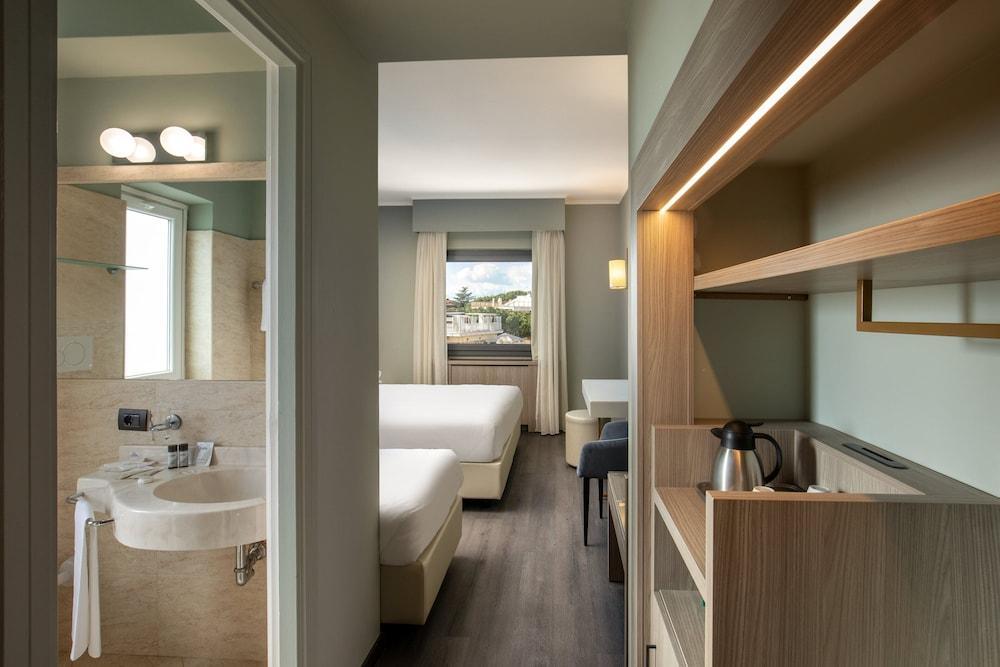 Hotel Marc Aurelio - Tap to explore photos