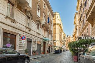 Hotel Medici - Tap to explore photos