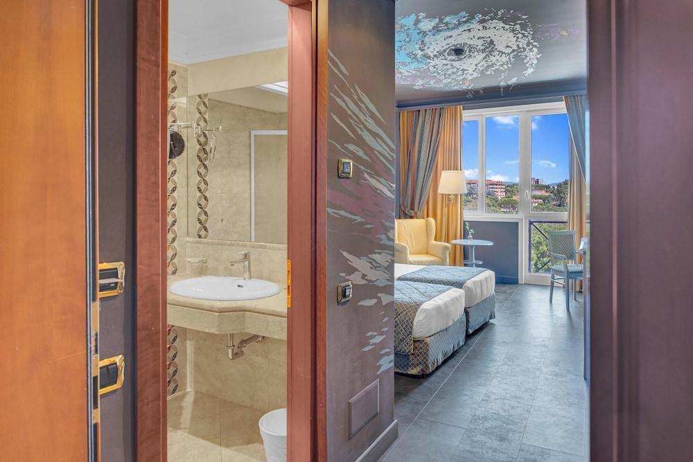 Hotel Roma Aurelia Antica - Tap to explore photos