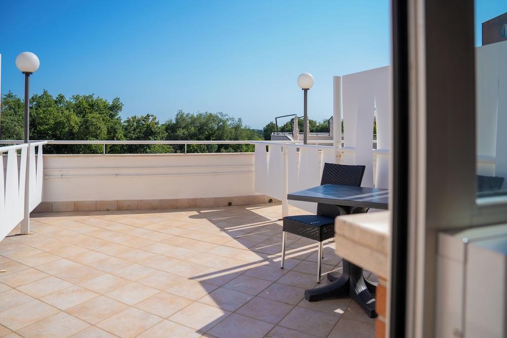Hotel Roma Aurelia Antica - Tap to explore photos