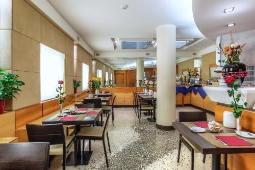 Hotel Memphis - Tap to explore photos