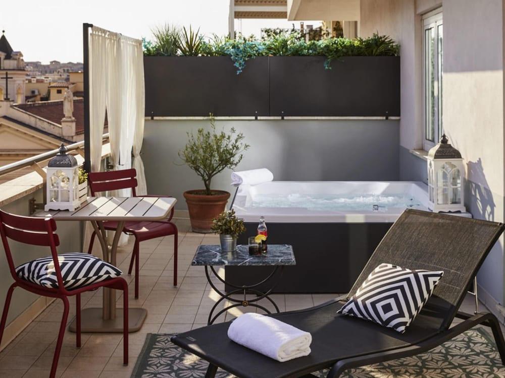 Mercure Roma Corso Trieste Room Type - Deluxe Double Room with outdoor Jacuzzi on the private terrace Mercure Roma Corso Trieste Room Type - Deluxe Double Room with outdoor Jacuzzi on the private terrace