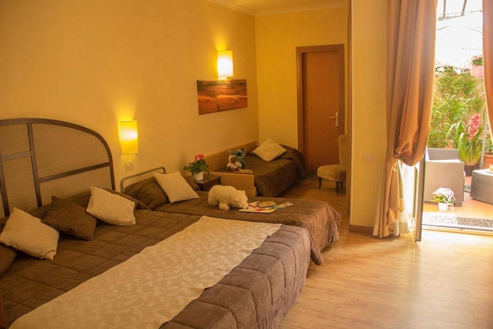 Hotel Novecento - Tap to explore photos
