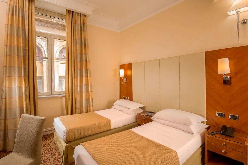 Suite Opera Rooms - Tap to explore photos