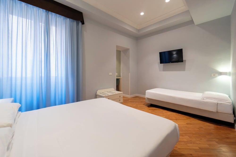 Hotel Oxford Room Type - Triple Room Hotel Oxford Room Type - Triple Room