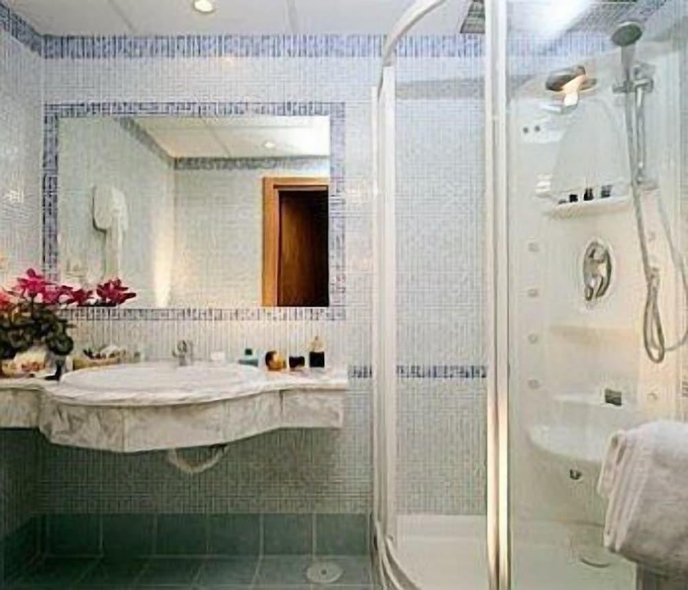 Hotel Philia Rome - Tap to explore photos