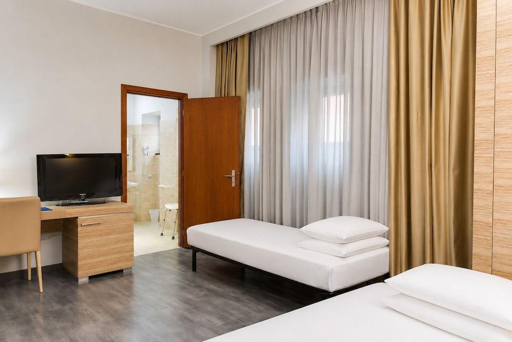 Phi Hotel Garden Area Roma Eur Room Type - family room