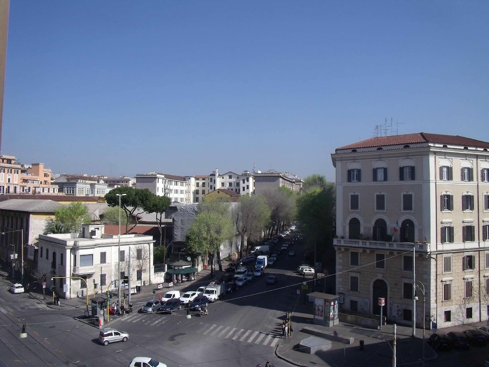 Hilton Garden Inn Rome Colosseum - Tap to explore photos