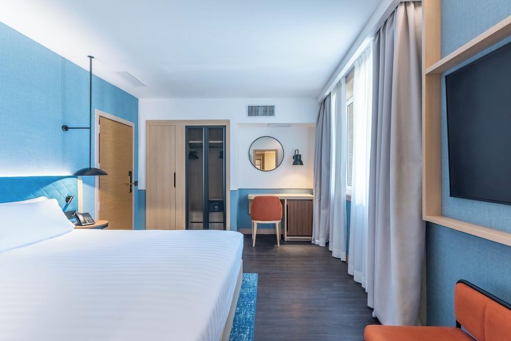 Hilton Garden Inn Rome Colosseum - Tap to explore photos