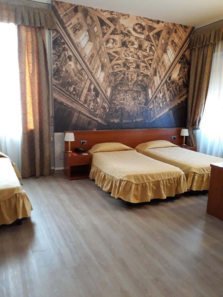 Ele Green Park Hotel Pamphili Room Type - Standard Triple Room Ele Green Park Hotel Pamphili Room Type - Standard Triple Room