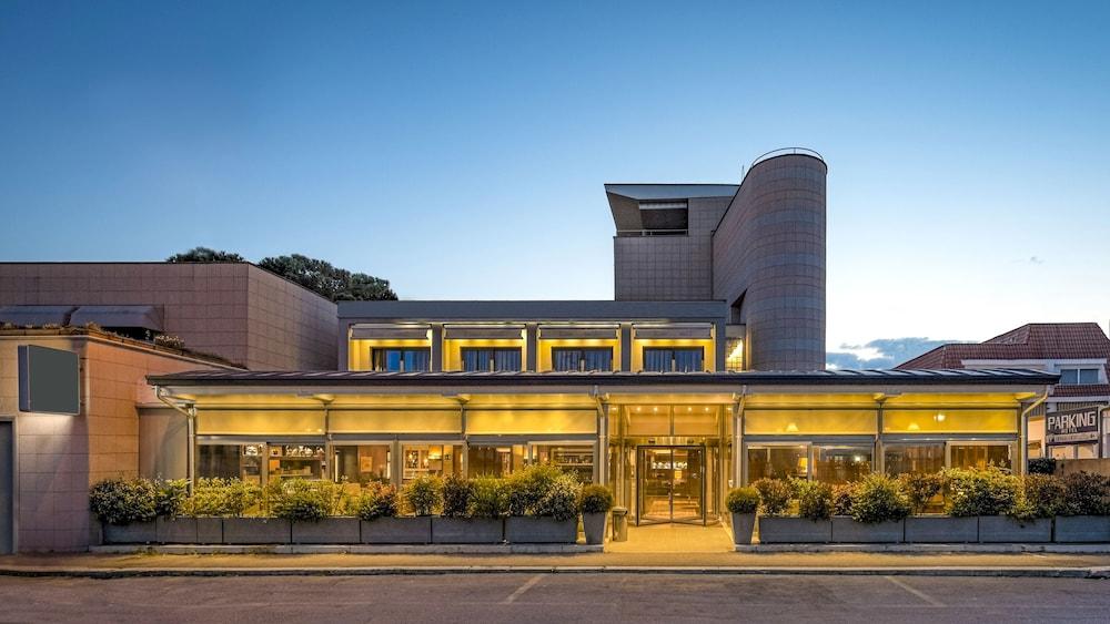 Rome Airport Hotel Fiumicino - Tap to explore photos