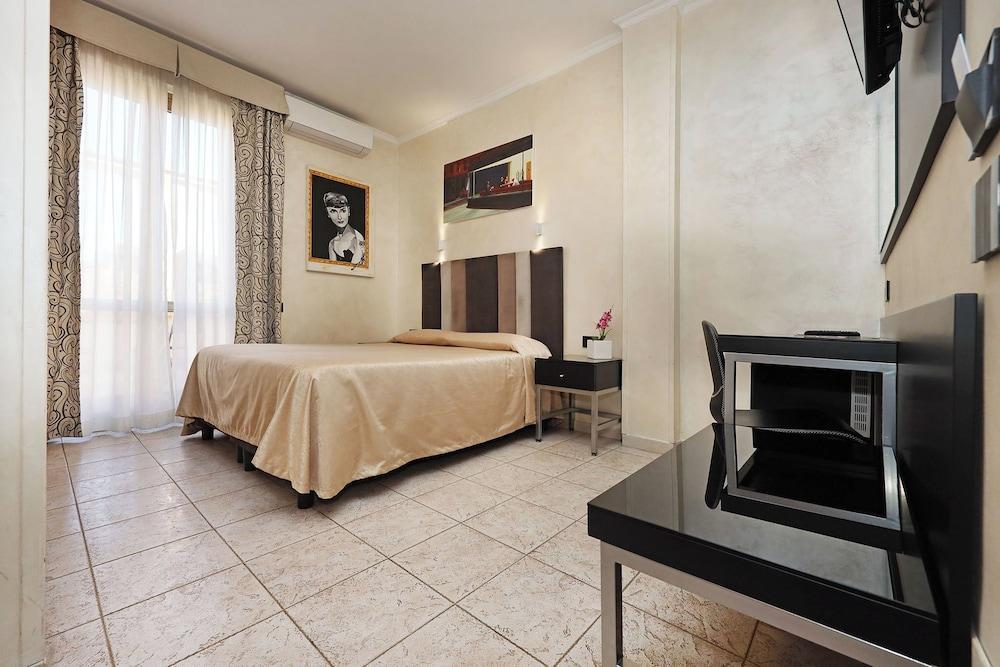 Hotel Rimini - Tap to explore photos