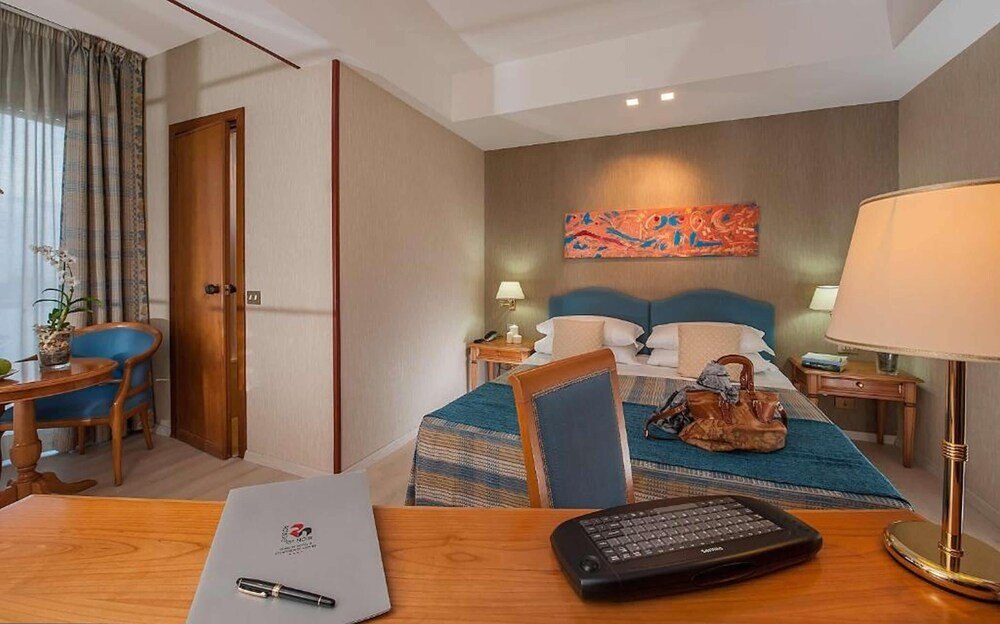 Quality Hotel Rouge et Noir Roma - Tap to explore photos