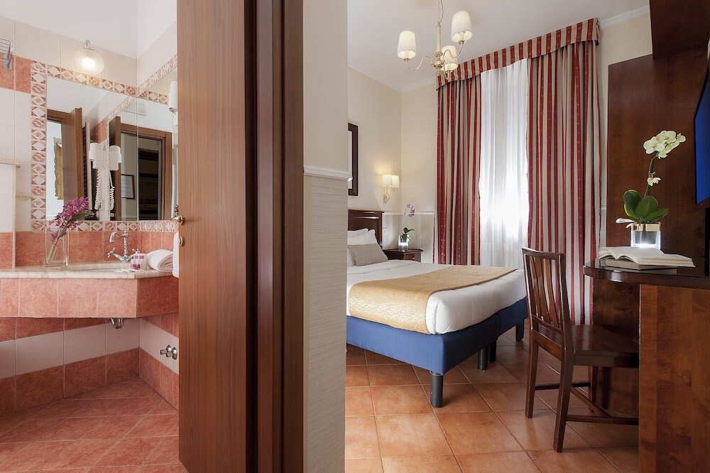 Hotel des Artistes Room Type - Classic Double or Twin Room, 1 Queen Bed