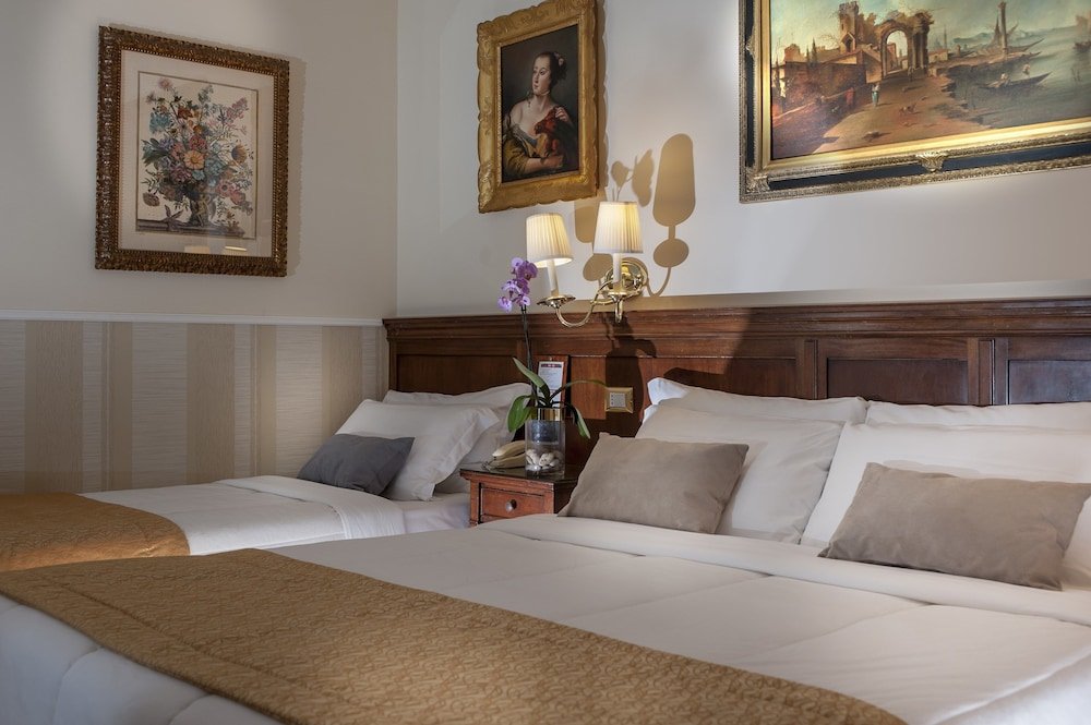 Hotel des Artistes Room Type - Triple Room