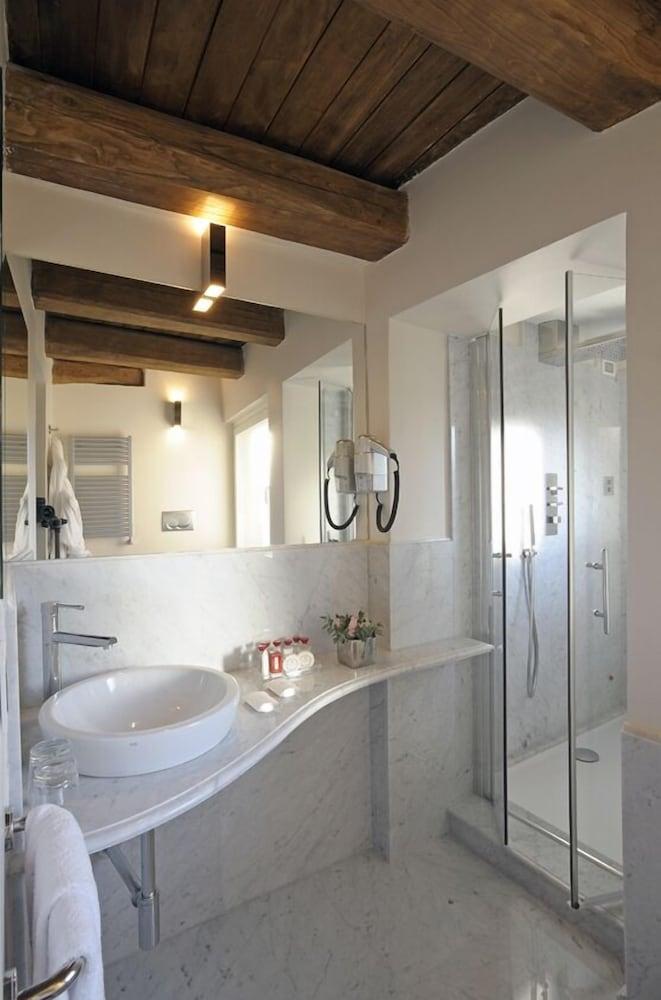 Trevi Palace Luxury Inn - Tap to explore photos