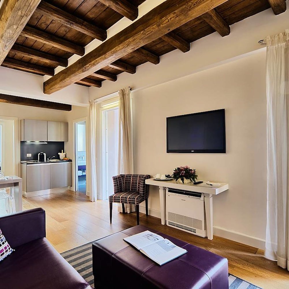 Trevi Palace Luxury Inn - Tap to explore photos