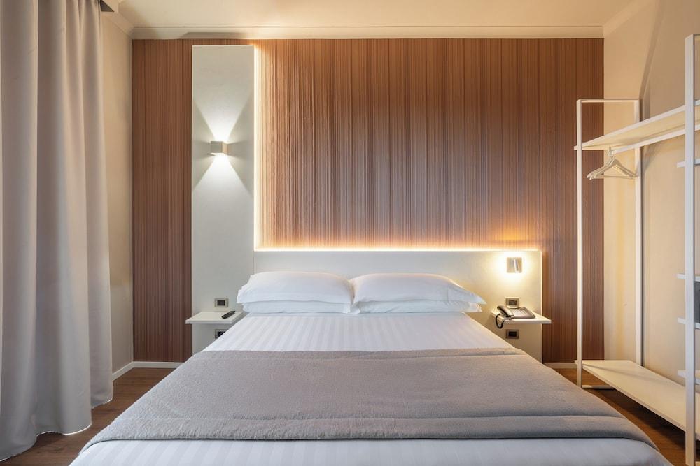 Garner Hotel Rome Aurelia by IHG Room Type - Standard Room, 1 King Bed, Balcony